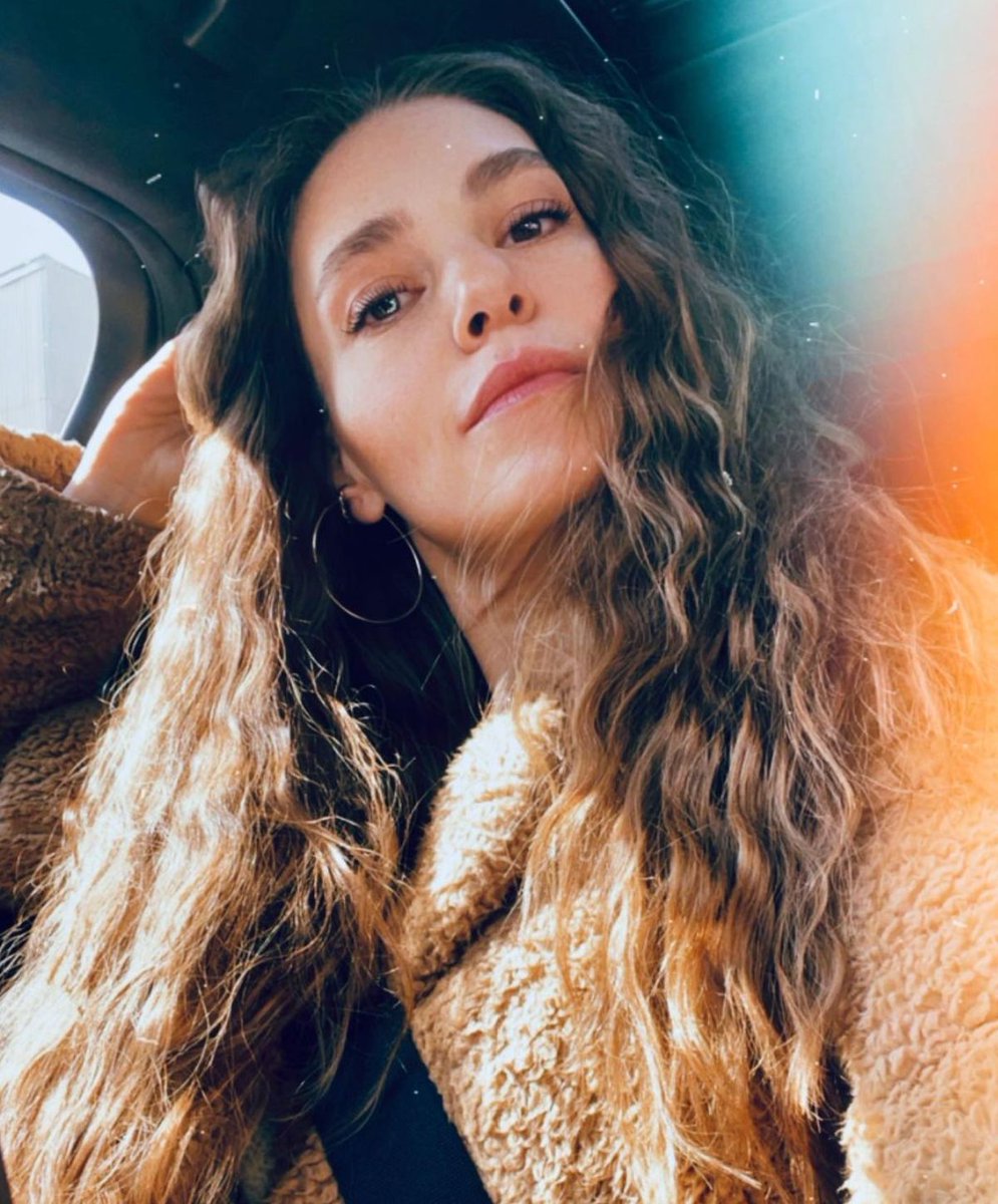 HandeandAsli's tweet photo. car selfie🤍✨
#HandeErçel #AslıEnver https://t.co/DhAB82avXc