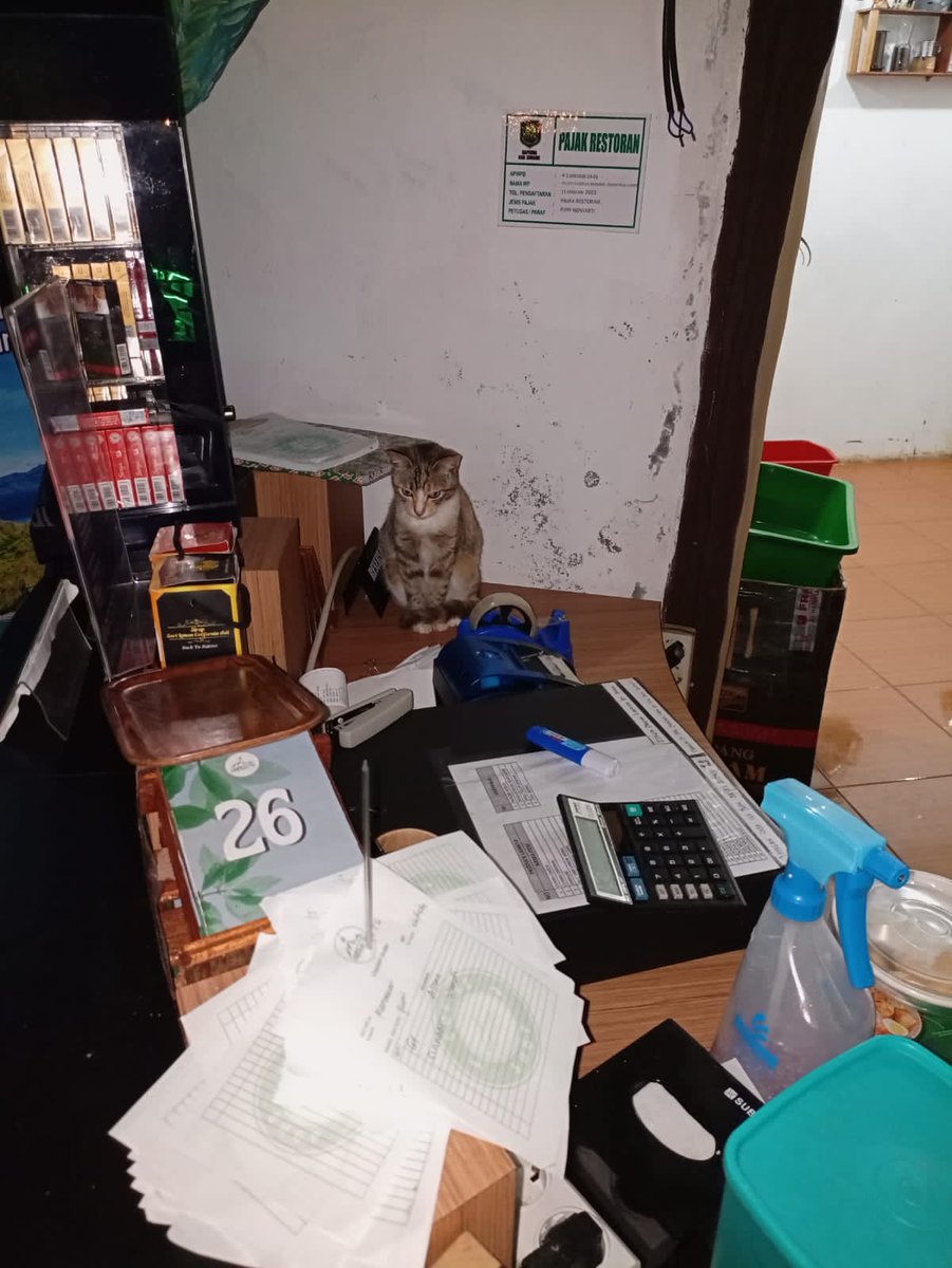 Jam sakieu gawean numpuk keneh,ripuh jadi buruh korporat mh. :(((