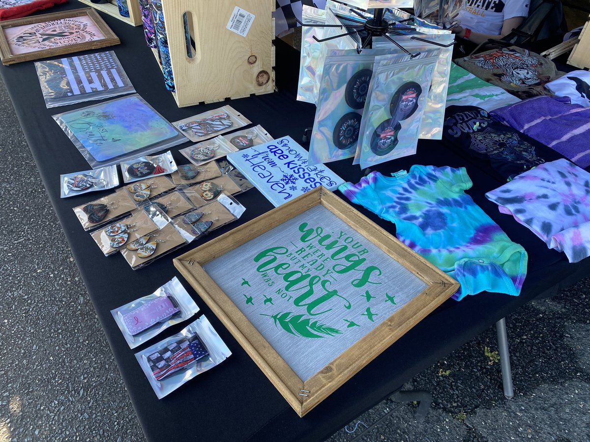 TSwisher89's tweet image. Setup at the track yesterday. Good turn out and getting our names out there. 

If you see anything your interested in please let me know. We offer personalized &amp;amp; custom orders also. 

We can ship any items, just let me know your zip code.

#shorttracklife | #kountrygirlkreations