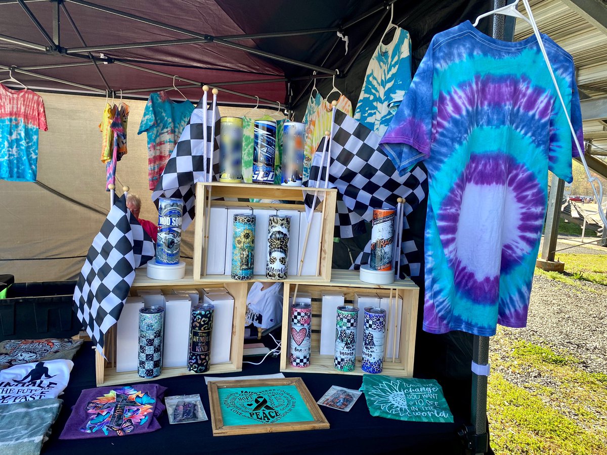 TSwisher89's tweet image. Setup at the track yesterday. Good turn out and getting our names out there. 

If you see anything your interested in please let me know. We offer personalized &amp;amp; custom orders also. 

We can ship any items, just let me know your zip code.

#shorttracklife | #kountrygirlkreations