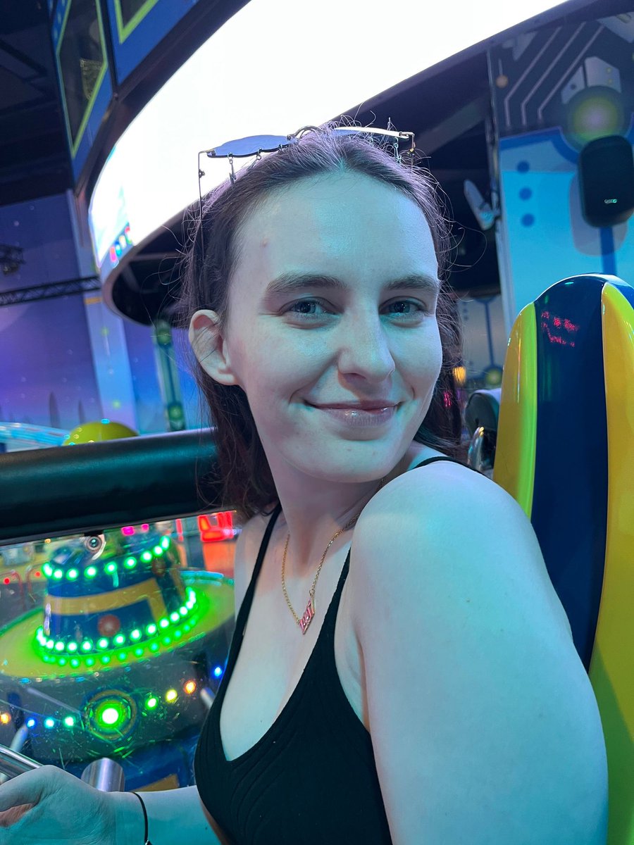 FallOutAtSix_'s tweet image. Happy happy girliepop 🥲🥲🥰