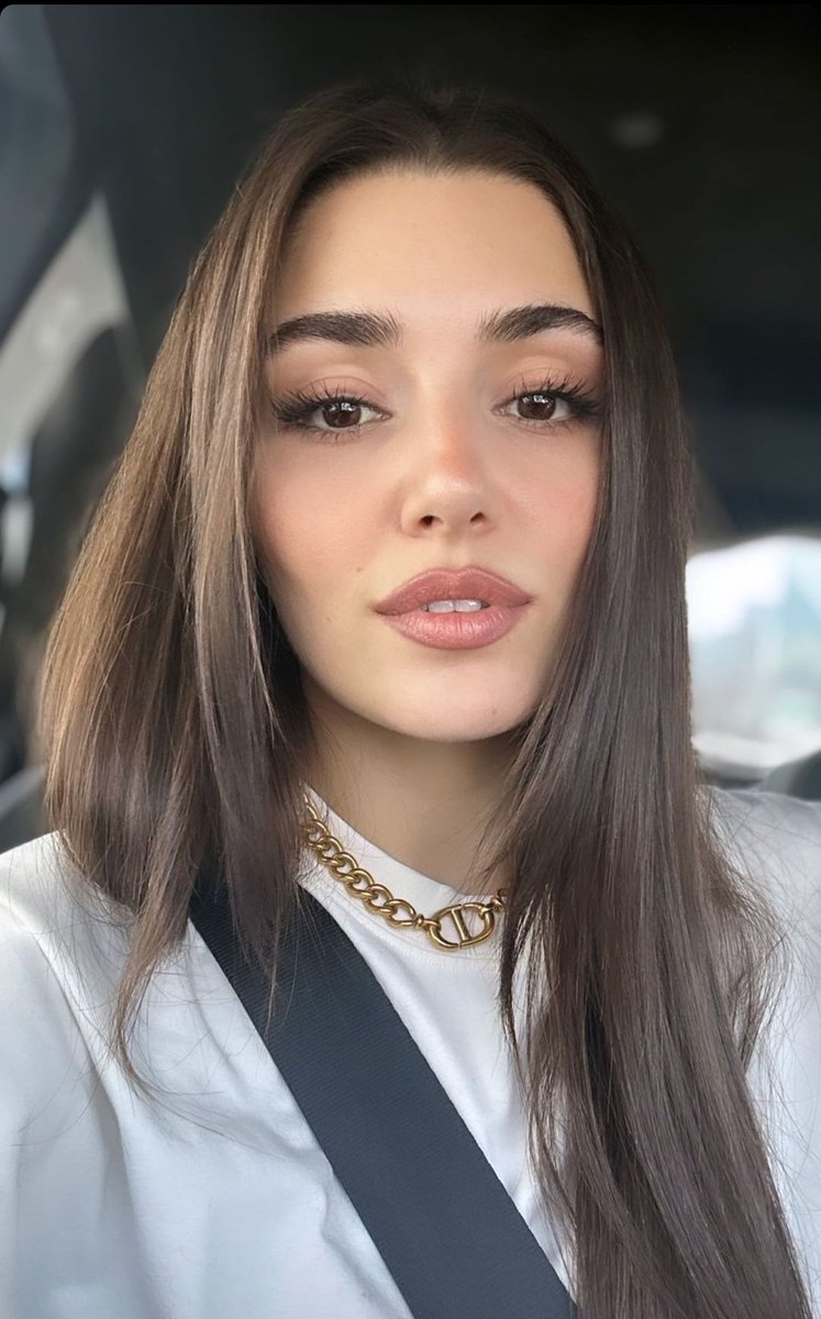 HandeandAsli's tweet photo. car selfie🤍✨
#HandeErçel #AslıEnver https://t.co/DhAB82avXc