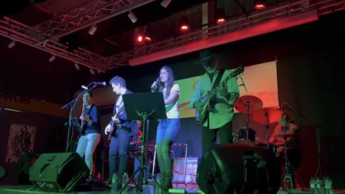 EDMPLO's tweet photo. Vaya temazos que nos regalaron anoche en #EDMP la Monsters Blues Band con el gran Tomy al frente, reforzada con la mágica voz de Cecilia Español y un bajista top como Miguel Andrino. La Gota casi se evapora 😅 https://t.co/26IyF1tyn1