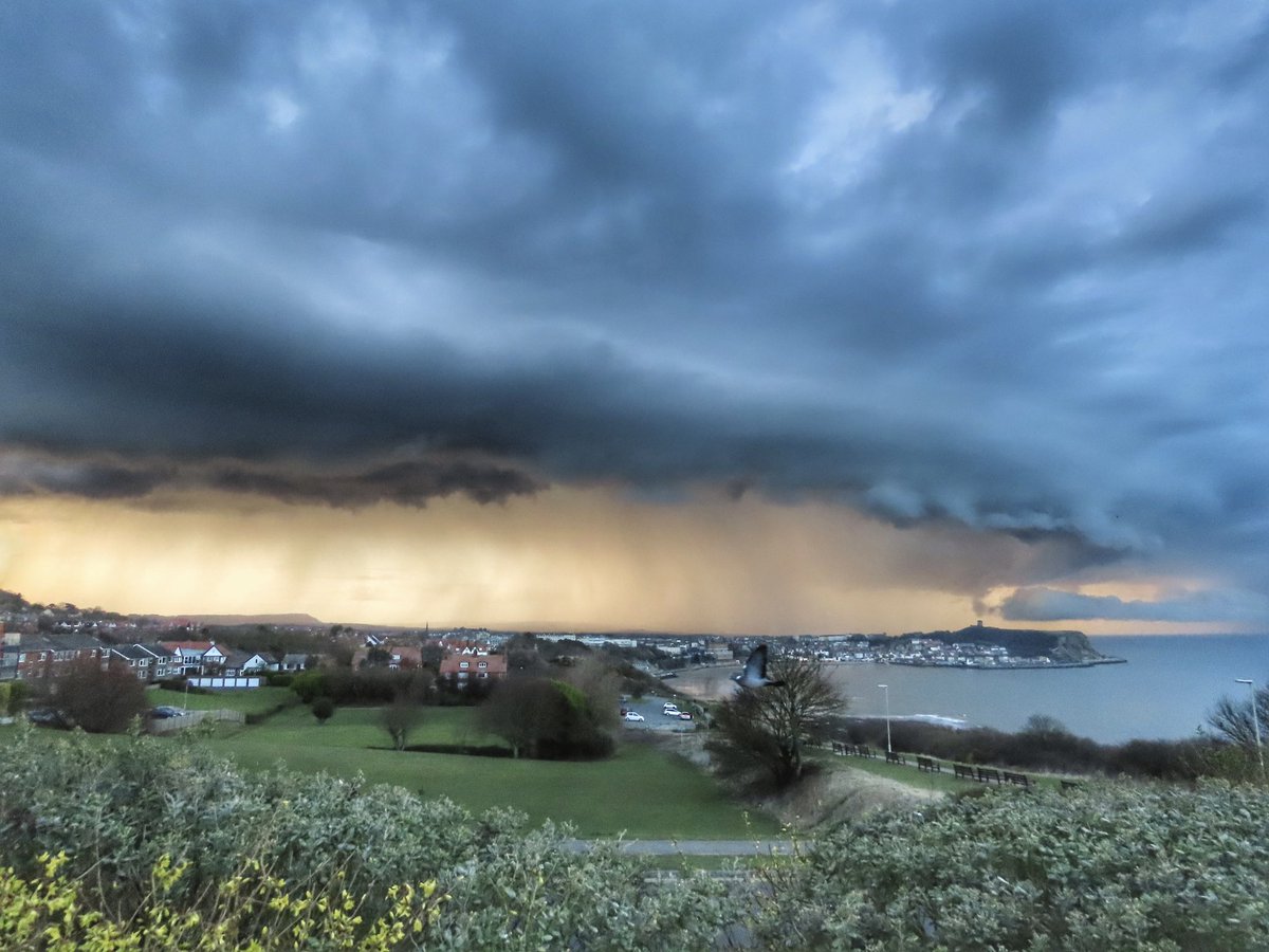 A shelf cloud spotted over Scarborough, North Yorkshire, UK, by @RoseHabberley