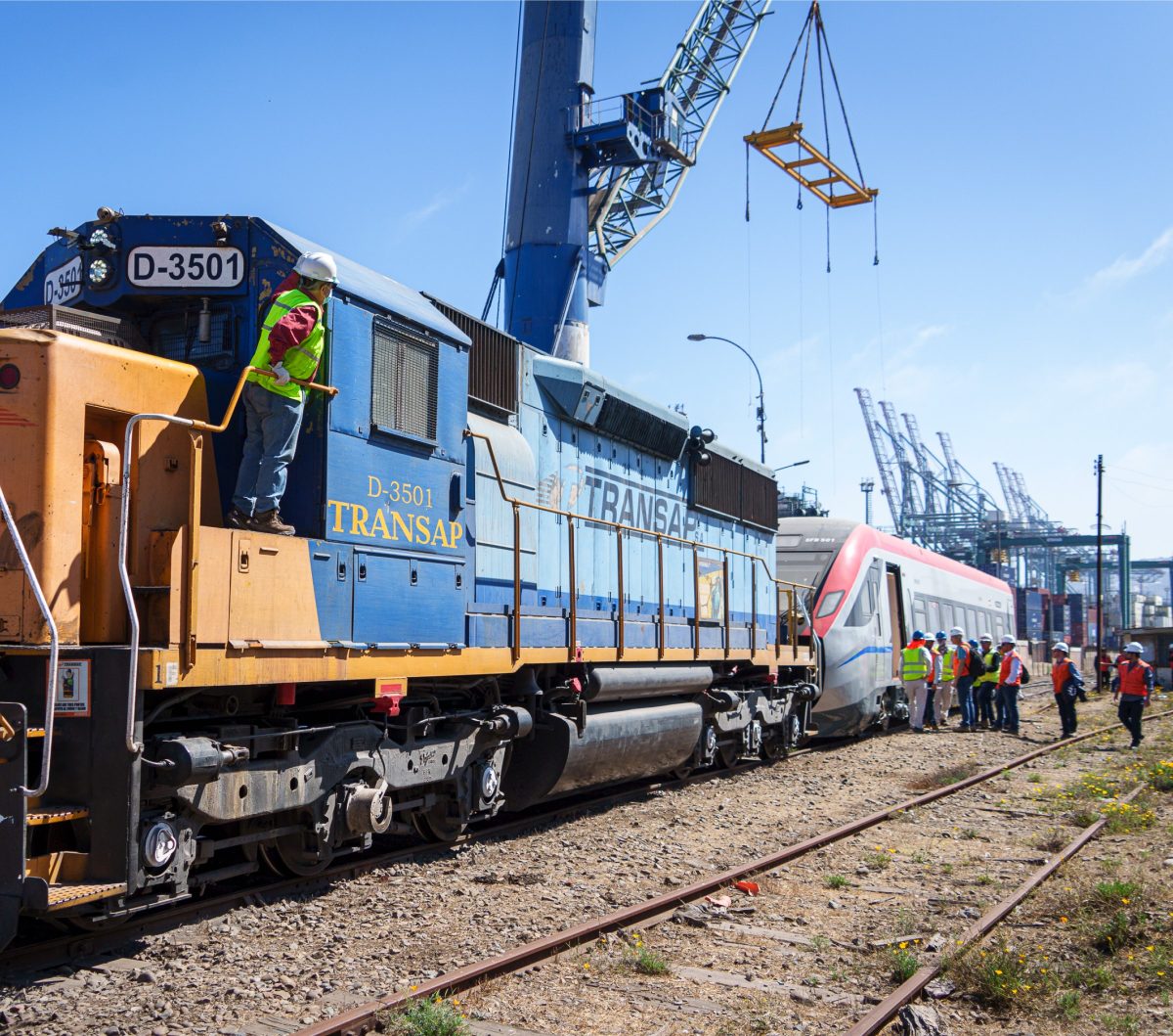 PortalPortuario's tweet photo. Transap realiza traslado de trenes de EFE entre el Puerto de San Antonio y Santiago - https://t.co/C4T6IyQy6i #Transap #SanAntonio #EFE #Trenes https://t.co/n0zx8CN8E3