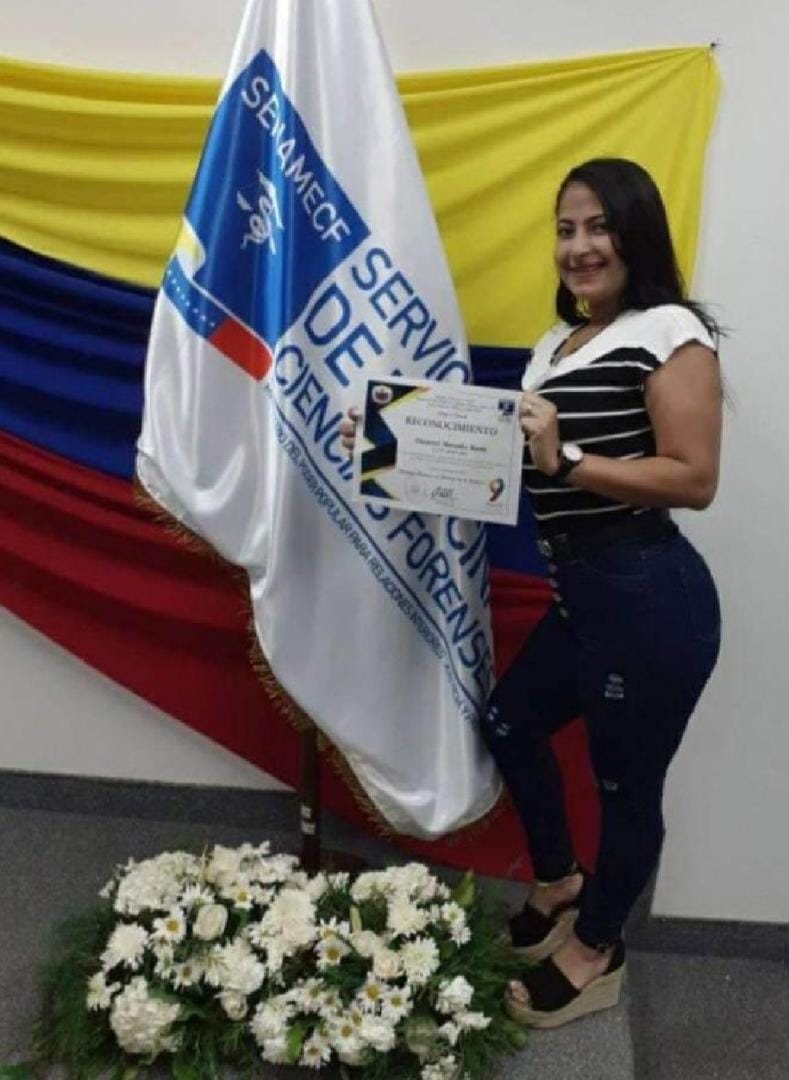 AngeTeComunica's tweet photo. Hola soy NAZARET MERCEDES MARIN PLACENCIA, tengo 27 años, soy profesional, Madre y bonita, soy buena amiga, y amo a mi madre, soy madre, soy funcionaría del Servicio Nacional de Medicina y Ciencias Forenses de Bello Monte (Senamef) salí para la playa con unos amigos, ellos dicen que fui al baño y como no regrese ellos se devolvieron a Caracas sin mi, el día lunes cuando no llegue a mi trabajo llamaron a mi celular y uno de mis "amigos" contesto la llamada y dijo que ellos me dejaron en la playa y que el se trajo mis pertenencias, transcurrieron unos días y encontraron mi 
cadáver en el fondo del mar, aún portaba mi traje de baño marrón, fui a la morgue y estudios forenses dicen que fui violada y estrangulada. 
Lo cuento YO porque Nazaret Mercedes Marín Placencia ya no puede hacerlo, la torturaron , la abusaron y la mataron. 

Otro femicidio!!! 
Otra víctima de sanguinarios sexuales.
Otro niño crecerá sin su mamá.
Otra madre llorara a su hija.
Otros compañeros de trabajo extrañarán a la compañera. 

Alegre, risueña en plena juventud. 

#niunamas2023
#NiUnaMasNiUnaMenos
#Nazaret

Extracto tomado de @AngelaRosaDice Fb