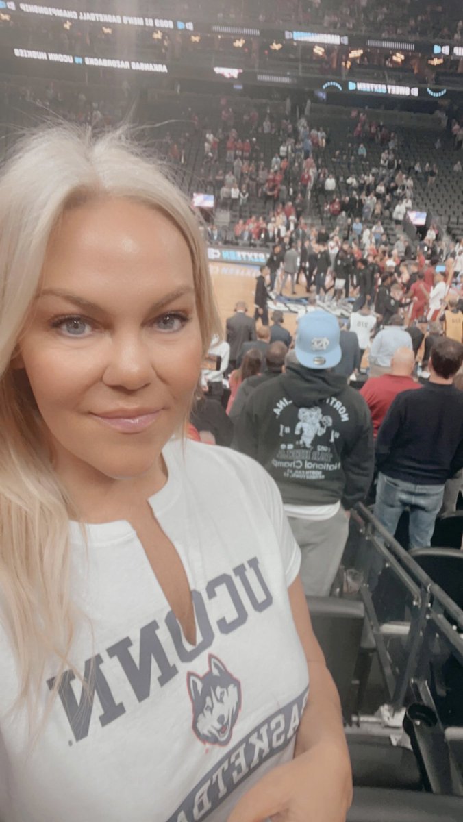 Keep 🕺🏾 <a href="/UConnMBB/">UConn Men's Basketball</a> such a dream to see them in Vegas 💙 #UConnNation