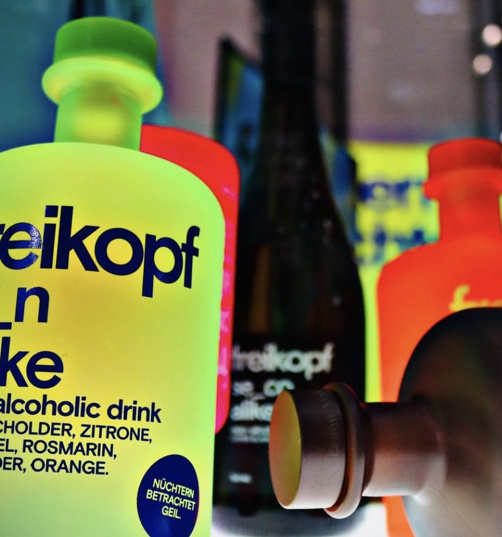 WOW!! 

glow in the dark NA drinks ‼️

pre-launch, company is based
out of Hamburg, Germany  🇩🇪