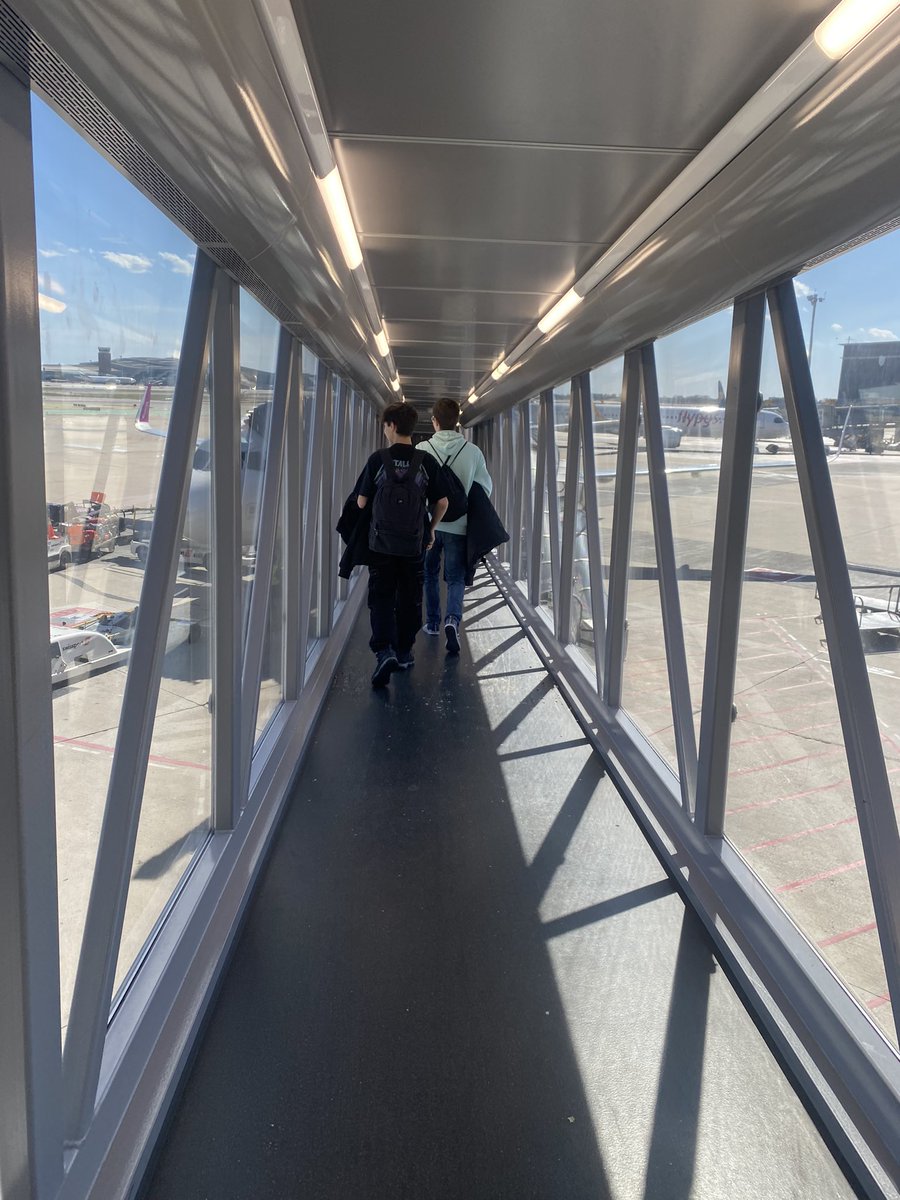 Comencem viatge amb l’alumnat de cinc escoles de Jesuïtes, #Auschwitz2023 Una experiència que sense dubte, ens transformà a tots. #JEBellvitge #JEGràcia #JEPobleSec #JELleida #JEStGervasi #JESarrià <a href="/JesuitesEdu/">Jesuïtes Educació</a>