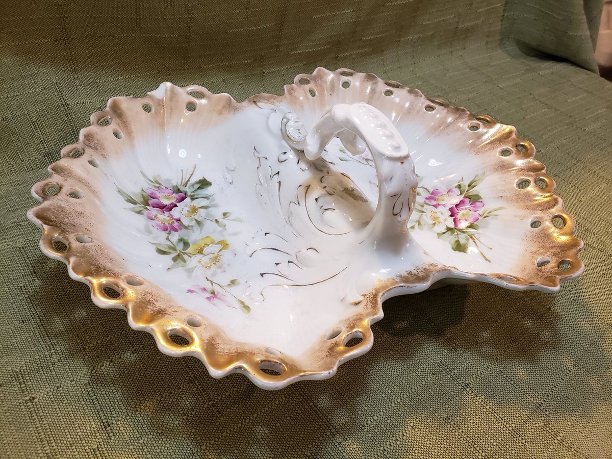 atticesoterica's tweet photo. Vintage Double Sided Bowl With Handle, Carl Tielsch, Pink, Yellow and White Flowers, Scalloped Edge, Porcelain, Made In Germany, Gilded Edge https://t.co/dCwfYEpMEo #Antiques #BestOffer #Vintage #Collectibles #Curios #AtticEsoterica #Etsy #VintageGerman https://t.co/XBAhepQ3Uz