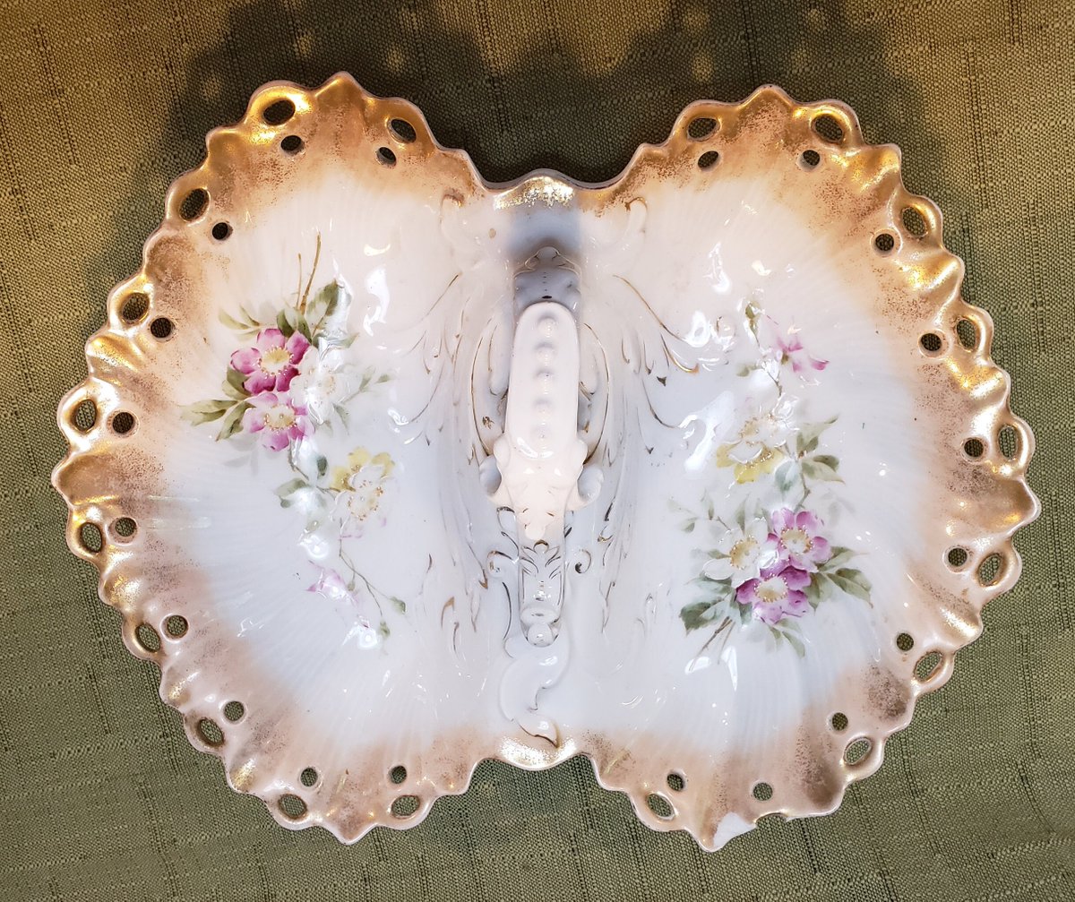 atticesoterica's tweet photo. Vintage Double Sided Bowl With Handle, Carl Tielsch, Pink, Yellow and White Flowers, Scalloped Edge, Porcelain, Made In Germany, Gilded Edge https://t.co/dCwfYEpMEo #Antiques #BestOffer #Vintage #Collectibles #Curios #AtticEsoterica #Etsy #VintageGerman https://t.co/XBAhepQ3Uz