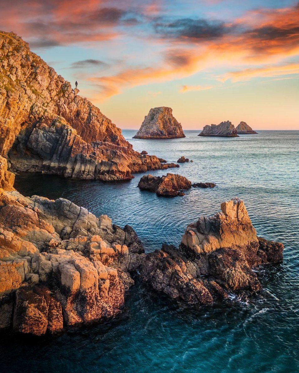 '📍 Pointe de Pen-Hir, Finistère.

📷 Crédits : @sdecoret (IG)

__

Les trésors cachés de Bretagne postés chaque jour ici 👀

#bretagne360 #france #bretagne #finistere #PointedePenHir #breizh #igersbreizh #brittany #bzh #madeinbzh'