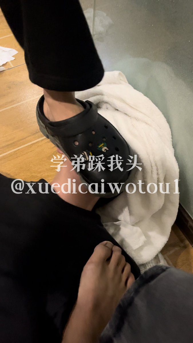 xuedicaiwotou1's tweet photo. 今天是两个直男爸爸的烟灰缸和出气筒！一进门就让我跪下然后用尽全力扇了我几巴掌！好疼！04年的直男爸爸用脚跺我的脸和鸡巴，疼得我张嘴喊疼，看到我张嘴直接把烟灰弹我嘴里、烟头灭我嘴里！强迫我把烟头混着他们的痰吞下去，他们还蒙着我头给兄弟打视频直播玩我，他们和兄弟的嘲笑声让我越来越硬… https://t.co/ZPKWUa8hyp