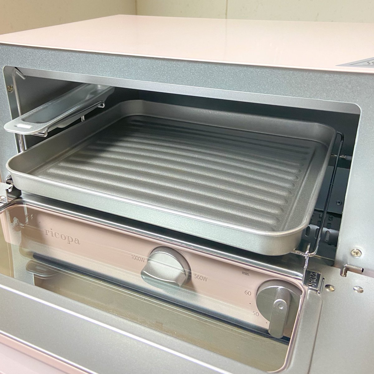 itfeelword's tweet image. เตาอบสีชมพู💘 หน้าตาน้องน่ารักมากเลย ชอบตรงที่เค้าเขียนคำแนะนำไว้ที่หน้าเตาเลยว่าอบอะไรใช้ความร้อนเท่าไหร่ เวลากี่นาที คือทำอาหารไม่เก่งแบบเราก็ทำได้สบายเลย เป็นอีกหนึ่งสิ่งที่แนะนำให้มีติดครัว 👍🏻

แปะพิกัดคั้บ : s.lazada.co.th/s.8dEN4?cc