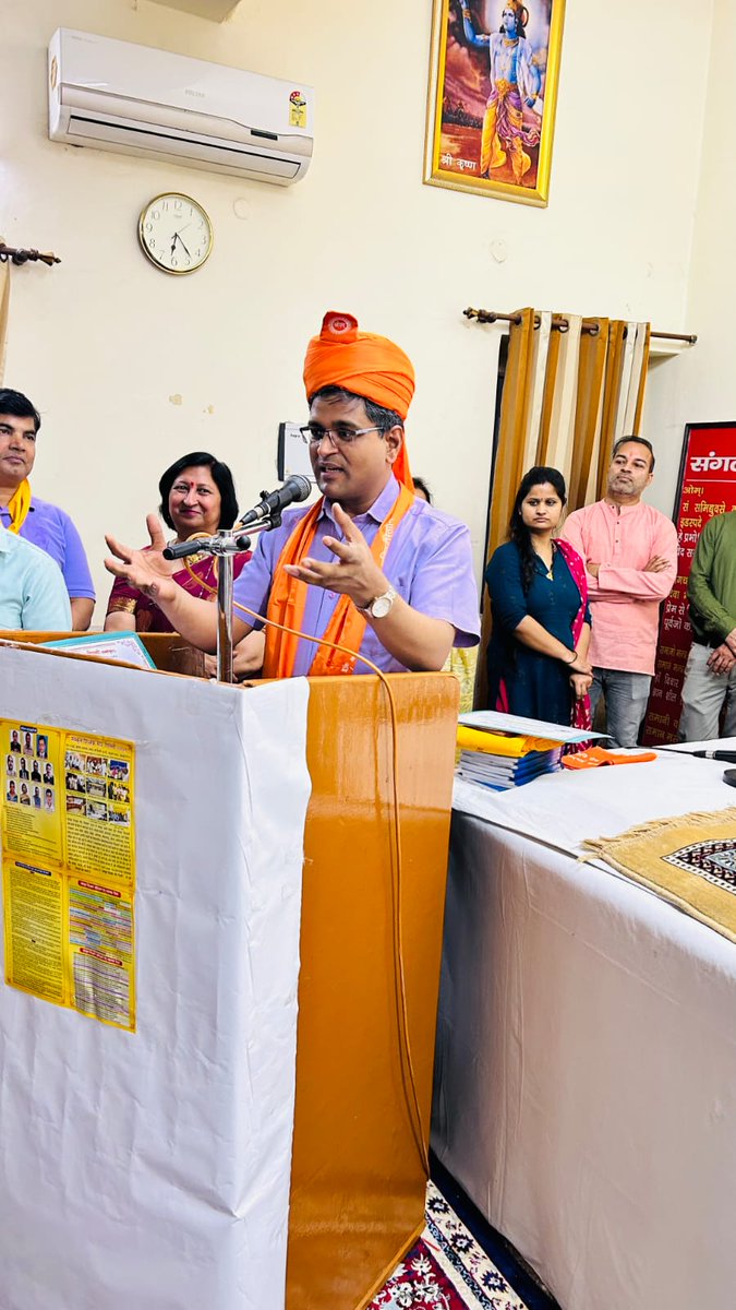 VKPathak1's tweet photo. कक्षा में संस्कृतमय वातावरण निर्माण, उन्नयन और संवर्धन के लिए शिक्षकों के नवीन ऊर्जा समूह ने @Dir_Education को हाल ही में ज्वॉइन किया है।
इन नवनियुक्त शिक्षकों का अभिनंदन 'दिल्ली संस्कृत शिक्षक संघ' ने आज किया । 
इनके लिए एक्टिव लर्निंग, समेकन और अद्यतन रहना था, मेरा मंत्र। https://t.co/IczRXPiYXF