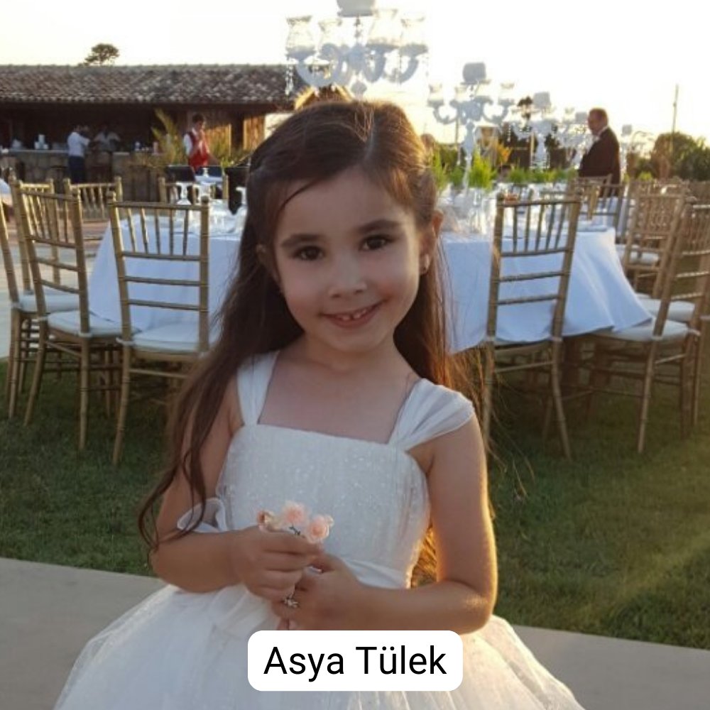 mimarintersi's tweet photo. Pamuk prensesin hayattaki karşılığı olabilecek kadar tatlı bu kızın adı Asya Tülek ve ben size onun hikayesini anlatacağım çünkü hikayesi anlatılan insan yaşamaya devam eder.

Aşırı derecede olgun bir çocuktu. Sanki görmüş geçirmiş, bilge bir ruhla dünyaya gönderilmişti.
Sevgi doluydu. Herkese yer açabilecek kadar kocaman bir kalbi vardı.
Bazen sokakta dilenen çocukları, yardıma muhtaç insanları görürdü ve elinden bir şey gelmediği için gizli gizli ağlardı.

Çok fedakardı. İstediği bir şey gerçekleştiğinde başkasının üzülmesi ihtimali varsa, kendi istediği şeyden vazgeçerdi. Hırslı da değildi. Sevdikleri ve arkadaşları, bireysel başarılarından önce gelirdi.

Gösterişi hiç sevmezdi. Sadelikten yanaydı hep.
Hayvanları çok severdi. Sokakta gördüğü kedileri ve köpekleri kucaklar, öper, yardım ederdi. İleride gerçekleştirmek istediği en büyük hayallerinden biri bir hayvan barınağı açmaktı.

Küçük kız kardeşiyle çok iyi anlaşırlardı ve onu çok severdi. Bildiği şeyleri ona öğretmeye bayılırdı. Videolar çekerdi kardeşiyle. “Evet arkadaşlar. Bugünkü videomuzda…” diye başlayan, sonrasında kahkahalarla izledikleri pek çok video çekerlerdi.

En sevdiği yemek noodledı. Tatlılardan da sıcak çikolata ve donuta bayılırdı. Kahve içmeye başlamıştı o da. Elinde kahve kupasıyla etrafta dolanmayı çok severdi.

Büyüyünce mimar ya da iç mimar olmak isterdi. Kendince keyifle yaptığı ev tasarımları vardı.

Denizi ve yüzmeyi çok severdi. Patenle kaymaktan ve bisiklet sürmekten de ayrı bir keyif alırdı.
Doğdu doğalı en yakın arkadaşı Sahil’le ortak tutkularıydı voleybol. Beraber okulun takımına girmişlerdi. Takım çok başarılıydı ve Kıbrıs’ta şampiyon oldular. Turnuva için Adıyaman’a gittiler. İsias Otel’de kalıyorlardı.

6 Şubat 2023’te küçücük Asya’nın hayatı, en yakın arkadaşıyla birlikte, yan yanayken ellerinden alındı. Buna kader demeyi reddediyoruz! Hiçbir yönetmeliğe uymadan yapılan bu yapıyı “lüks otel” diye satanlar, buna ön ayak olanlar hesap verecek. Parmağı olan herkes teker teker bulunacak!
Hikayeler anlatılmaya, Asya yaşamaya devam edecek.

Hepimiz Asya’nın ailesinin ve tüm sevenlerinin yanındayız.

#isiasadaletnöbeti
#isiashepimizindavası
#AsyaTülek
#KıbrısUnutmaz
https://t.co/SM5VoE77Ex