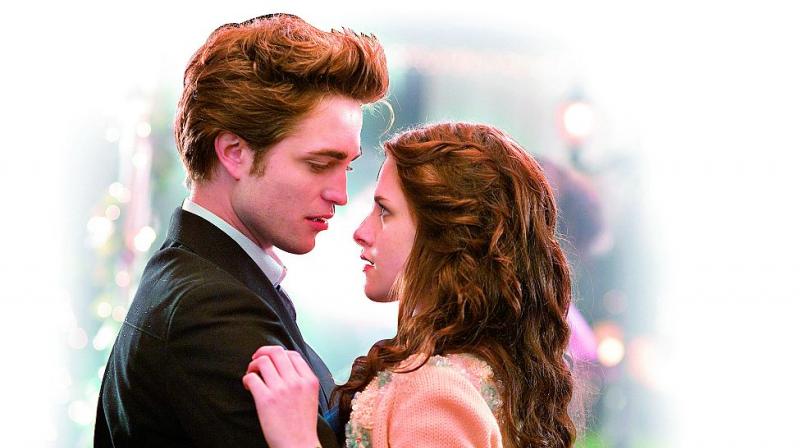 जो हर‌दिन रंग बदलते रहते हैं
वे ही  दूसरों पर उंगली उठाते रहते रहते हैं