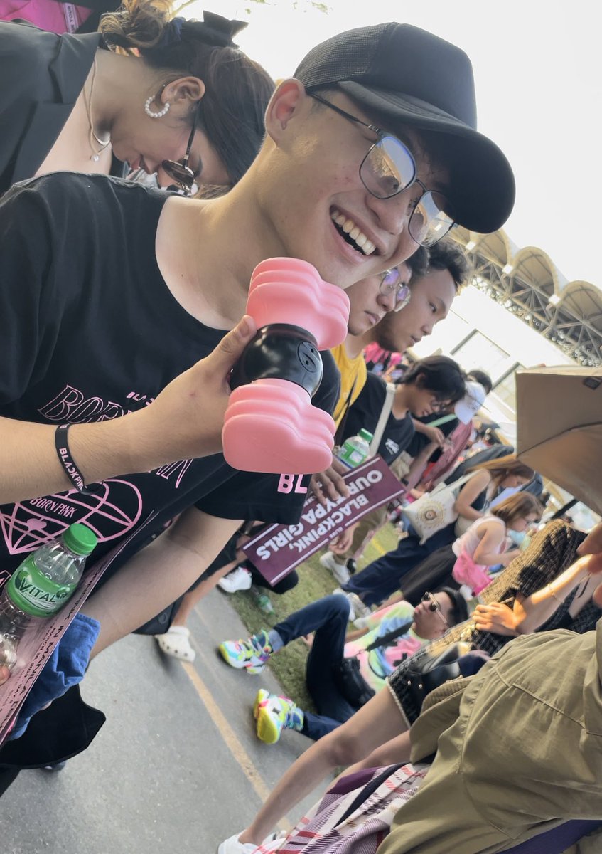 teurejomeiko's tweet photo. Can y’all help me look for this guy? I wanna thank him again for doing something great to me, but I wasn’t able to get his socials earlier. As far as I know his seat is in gate 25. #BORNPINKinMANILA #BLACKPINK #BLACKPINKinManila #BLACKPINK_WORLDTOUR https://t.co/C2MwNH9vpu