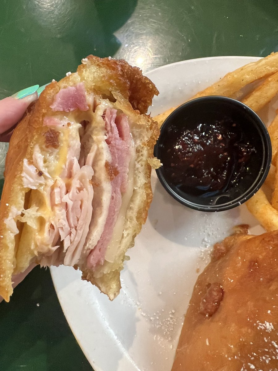 I had my annual Monte Cristo!

Yes, it’s so bad for me that I only have it once a year. 

#highcholesterol #IBS #foodallergies #heartattack #cloggedarteries 😂😂😂😂