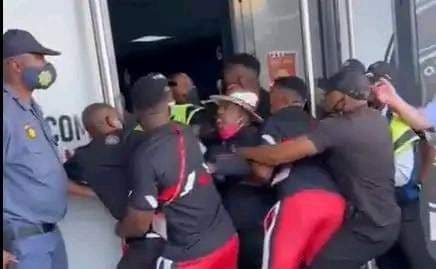 Ngcobo2010SE's tweet photo. I heard #Pirates submitted an offer for #GivenMsimango and #TimSukazi sent them this photo 😂
Mara @TSGALAXYFC 😲👌🏾😅
#Malema #DrNandipha #Rhulani #JayZ #mallofafrica #luhtwizzy https://t.co/VVym81q8ZA