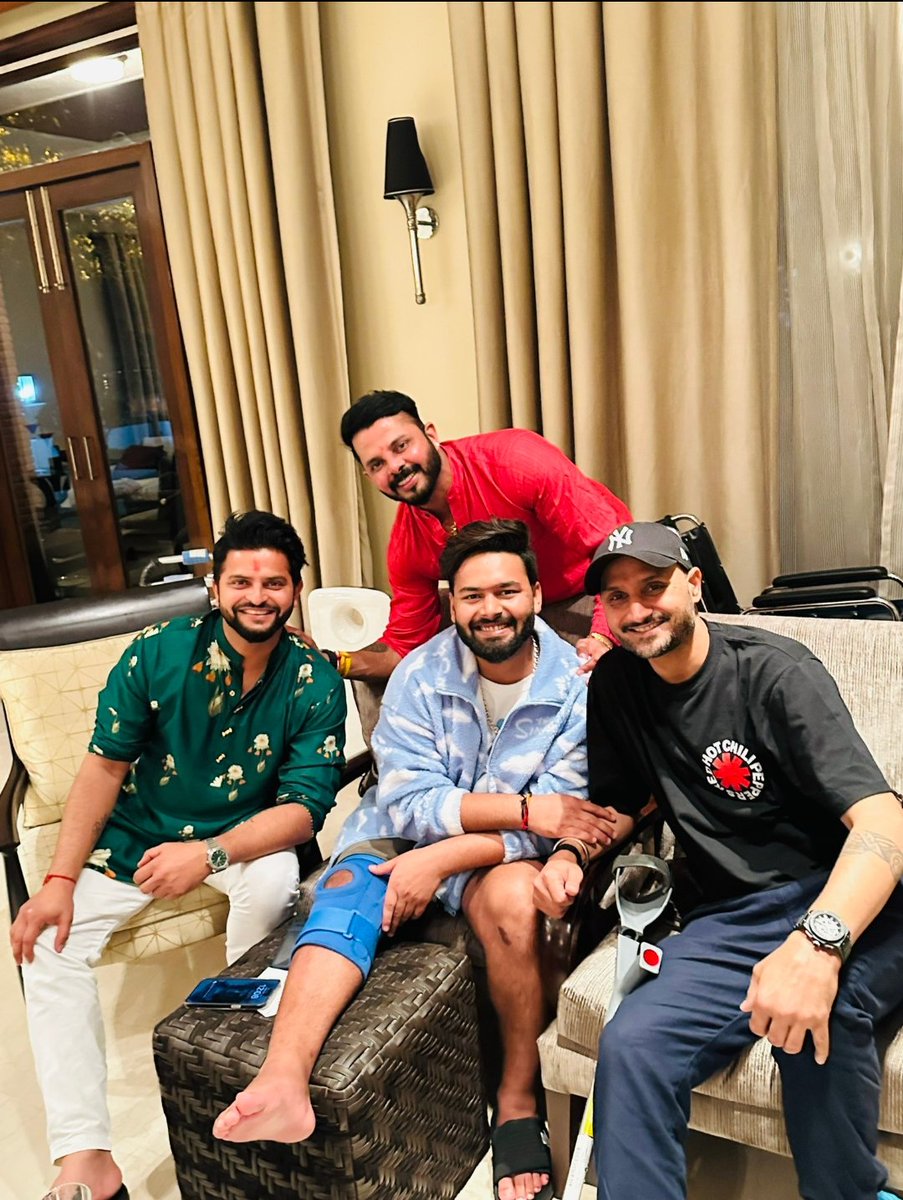 rishidixit422's tweet photo. Bhajji Bhai shrishant ko kiss Kiya h kya bada khus h...zalldi theek ho rishabh Bhai ...Raina Bhai m bhi kanpur se hu..
#RishabhPant #SureshRaina #HarbhajanSingh #shrishant #getwellsoon #meme #TrendingNow https://t.co/YR6sFmS7vQ