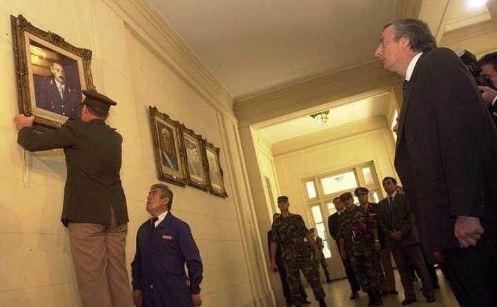 Una imagen vale más que mil palabras. La conciencia social que generó esta imagen  es impresionante! El primer presidente que tuvo el valor de darle sentido a la frase Nunca Más!