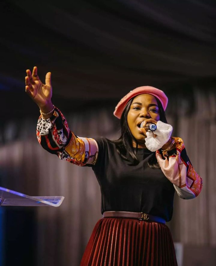 okwuotunes's tweet photo. βββ
Gospel artiste, Mercy Chinwo set to drop her new EP 'ELEVATED' on the 14th of April. π½
#Otunes https://t.co/zva2ipPo87