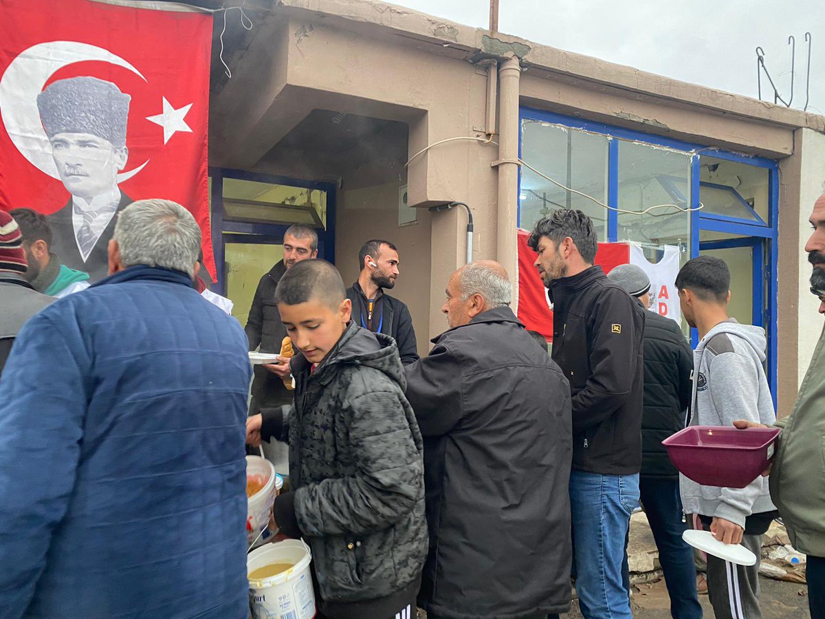 add_genelmerkez's tweet photo. Atatürkçü Düşünce Derneği Kahramanmaraş Ekinözü aşevimiz #depremzede yurttaşlarımıza iftar ve sahurda sıcak yemek ve tatlı sunumunu sürdürüyor.
Şanlıurfa Başkanımız Ramazan İmren ve ekibine çok teşekkür ediyoruz. https://t.co/YU1tZiqgMH