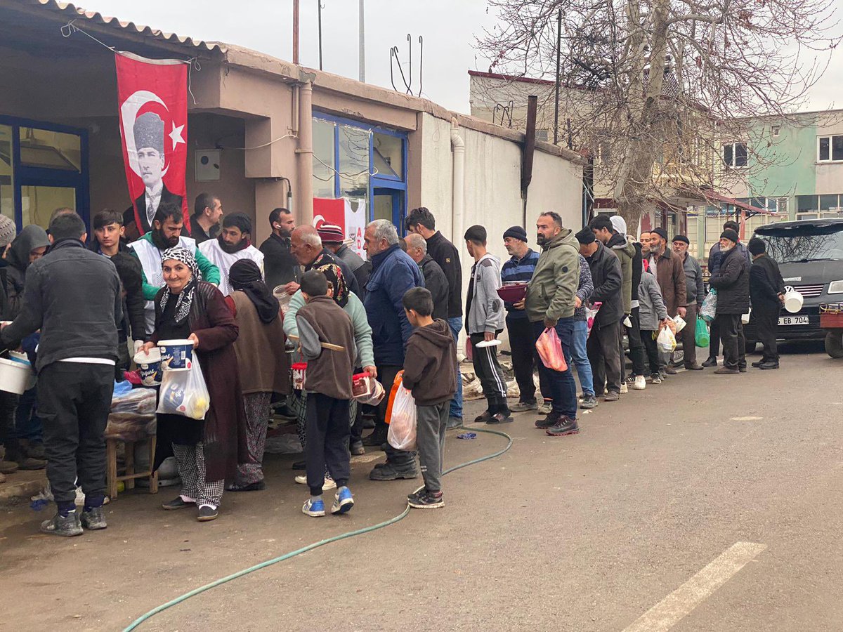 Atatürkçü Düşünce Derneği Kahramanmaraş Ekinözü aşevimiz #depremzede yurttaşlarımıza iftar ve sahurda sıcak yemek ve tatlı sunumunu sürdürüyor.
Şanlıurfa Başkanımız Ramazan İmren ve ekibine çok teşekkür ediyoruz.
