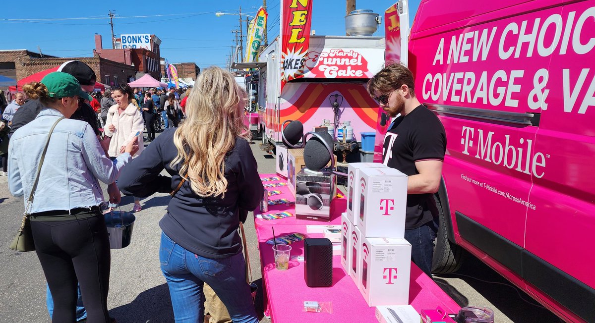 🌞The NJ Truck team is happy to be back outside! Happy Spring everyone! 🌱 #TMobile #TMobileTruck #TMobileTruckNJ