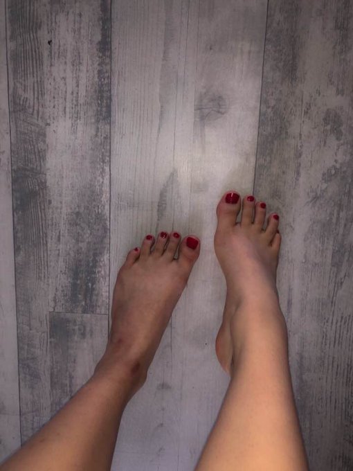 Hej 🙋&zwj;♀️  https://t.co/8bP1yqAcwM https://t.co/inko96idFJ<a href="/tag/feet"class="tags"><span>#feet</span></a>