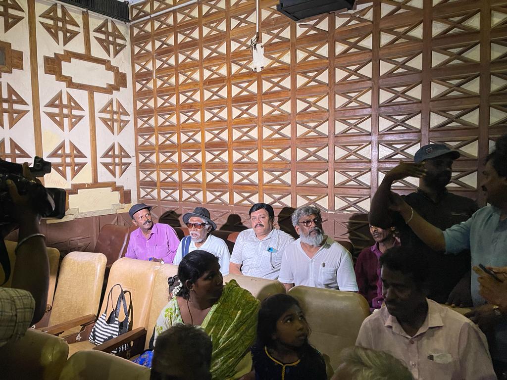 AlbertTheaters's tweet photo. நடிக‌ர் திலகம் செவாலியார் திரு சிவாஜி கணேசன் அவர்கள் நடிப்பில், இயக்குநர் இமயம் திரு பாரதிராஜா அவர்கள் இயக்கத்தில் வெளியான முதல் மரியாதை திரைப்படம் இன்று திரையிப்பட்டது... இயக்குனர் அவர்கள் ரசிகர்களுடன் பார்வையிட்டார்.. https://t.co/AjNawHSNvs