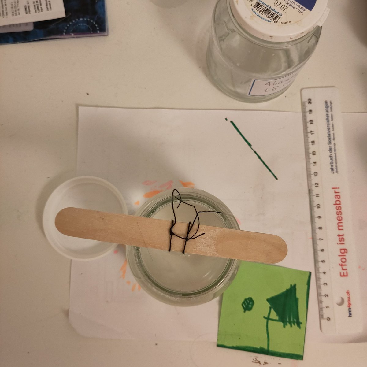 schreibgarten's tweet image. Mein Sohn zieht seit Wochen einen Kristall. Nun zeigen sich erste Erfolge, der Leuchtkristall wächst und wächst. Ich soll aber nichts anrühren! 👇#erfolg #messbar #claims #kids #chemie #kinderzimmer #pfizerstr #kaliumaluminiumsulfat #deutsch 🤓🎈🤹🧩👾🦠🏔️⚡