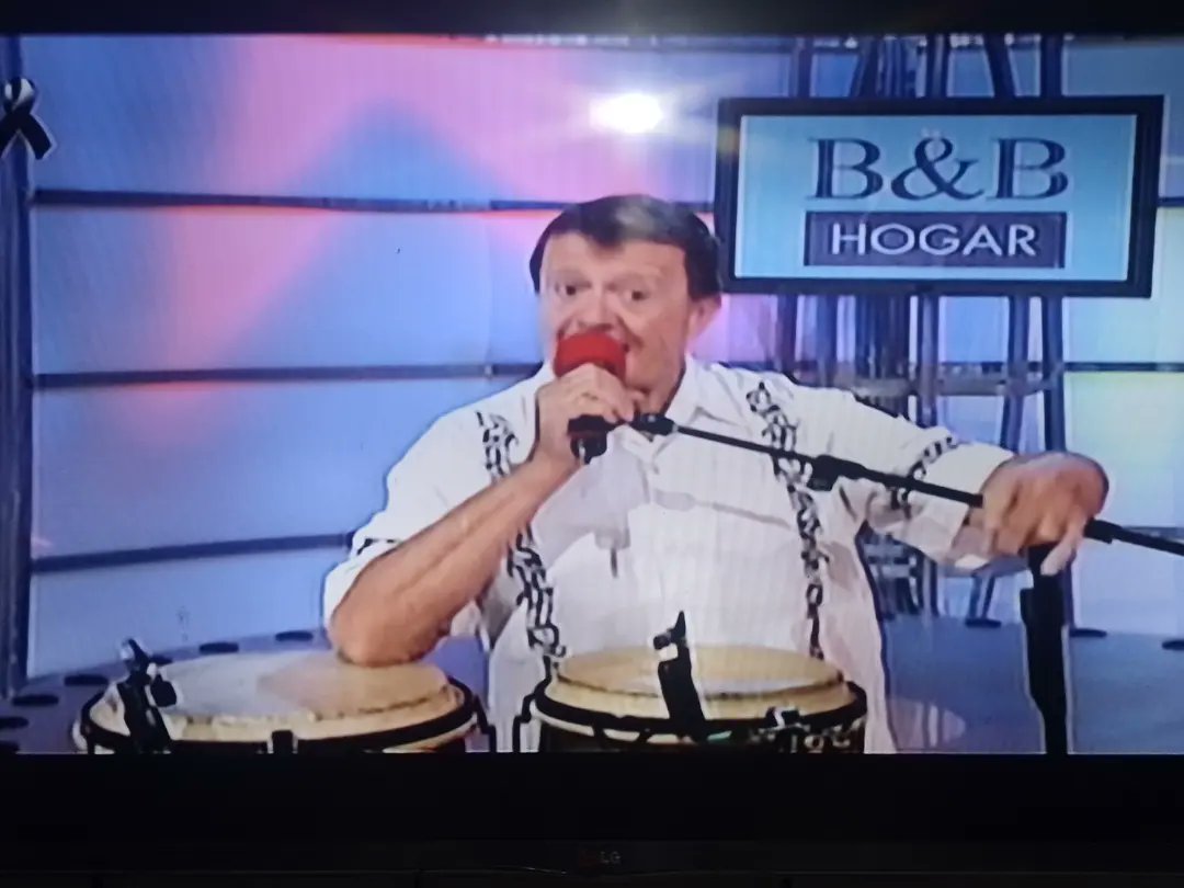 vejitasey77's tweet photo. Un día triste por la noticia 😭, nostalgia al recordar programas como los de hoy en la TV 🥺 y un cariño infinito por haber podido ver y disfrutar en nuestra infancia 💖 Un aplauso hasta el cielo para Xavier López el siempre recordado Chabelo. #XavierLopezChabelo #Chabelo https://t.co/c55BLGrsju