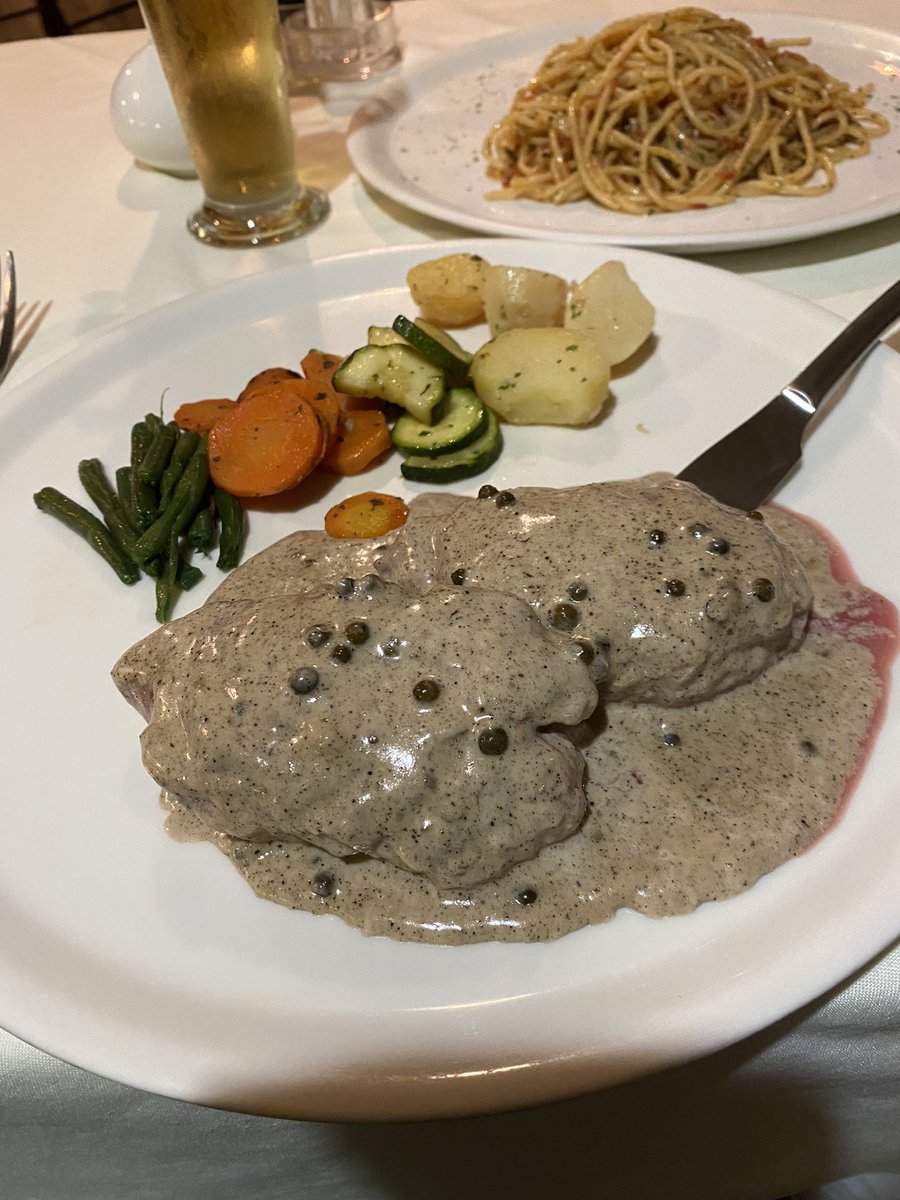akannjyo's tweet photo. ほとんどの日本人はアフリカでこんな美味しい料理が出るとは思うまい https://t.co/tB2P23XNEK