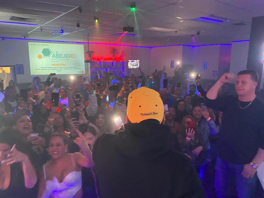donchezina's tweet photo. Decirlo es facil, demostrarlo es otro cantar 🎤! Gracias Connecticut se pasó super kbrn!!!! #ElDonDelReggaeton #CSoon https://t.co/rnR06aTiZM
