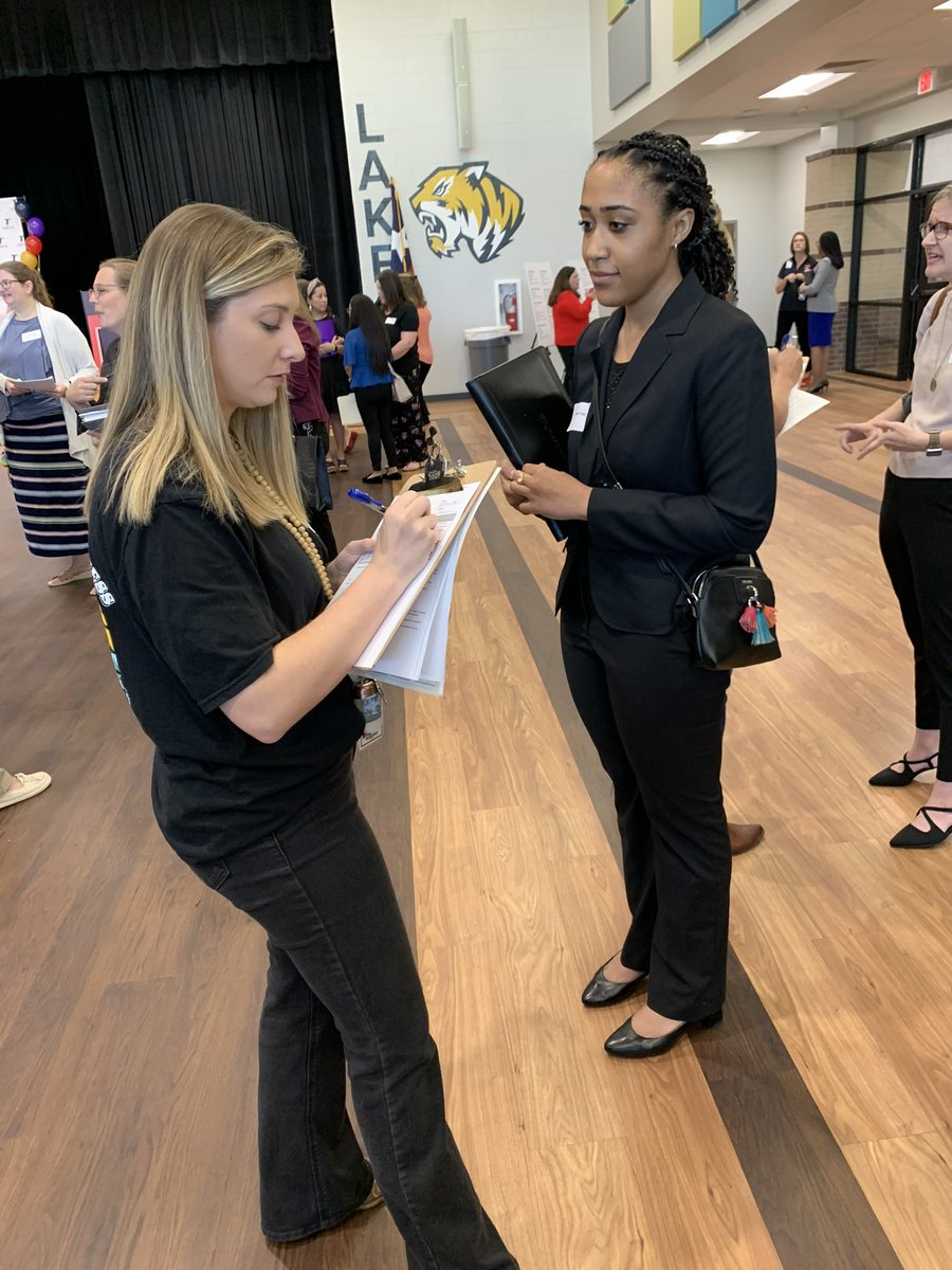 leslmeek's tweet photo. Thank you @TISD_HT for hosting Team Tomball Job Fair! We had a wonderful time meeting great people. @MrsGuerra21 was an outstanding new hire we met at last year’s job fair; now helping us recruit more high quality Team Tomball members ❤️💛💙💜 #GOblazeatrail https://t.co/0DlOiD43ar