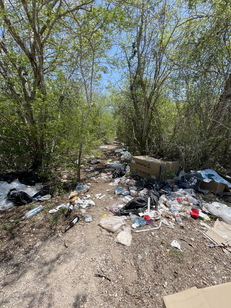 rrodo17's tweet photo. En #temozon cada #dia aumenta la #basura no puedo llegar a casa Tablaje 26454 @RenanBarrera @AyuntaMerida 
RT por favor 🥺 🙏🏽 @RedYucatan 
@YUCATANALMINUTO https://t.co/FvxijFNXD9