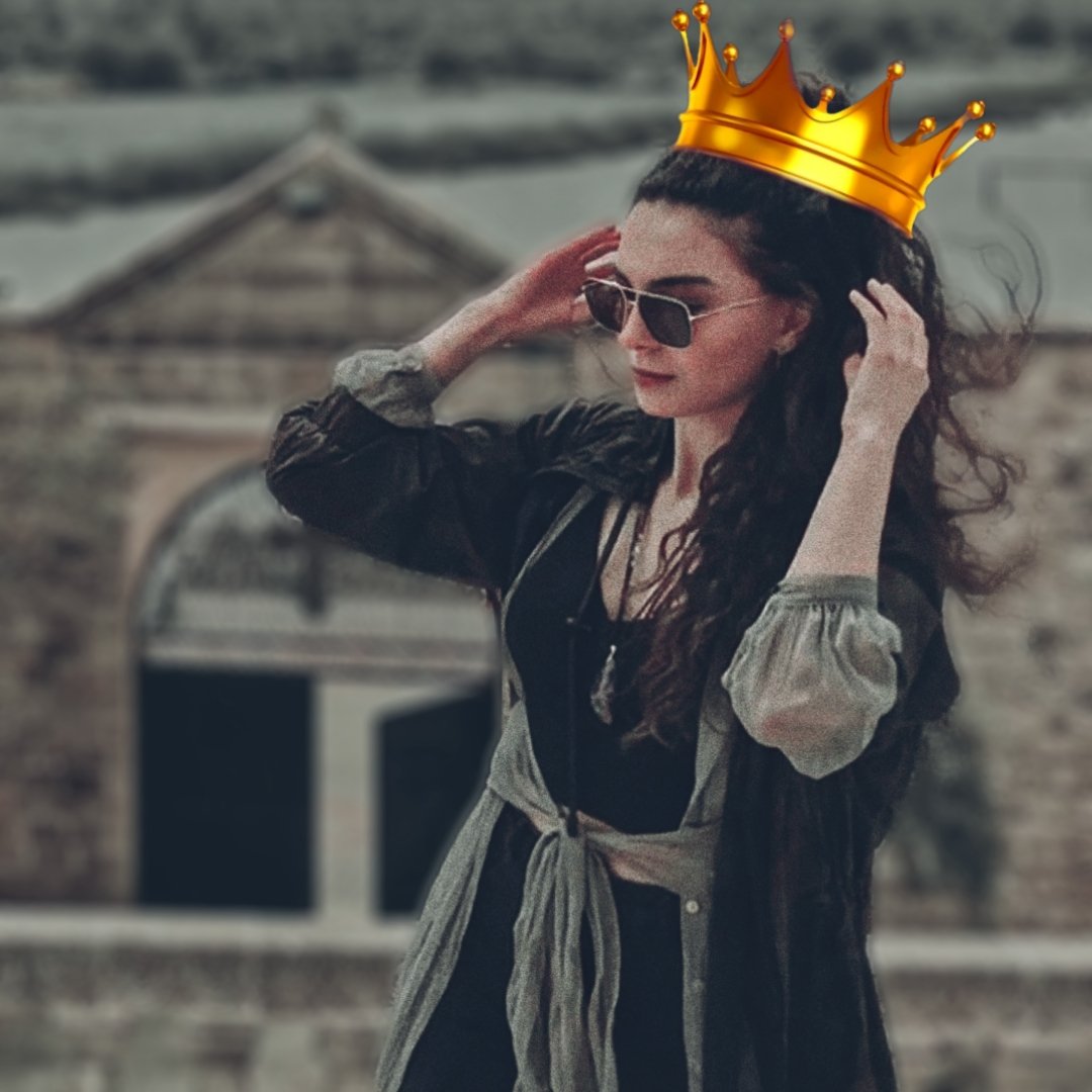 Saben lo que representa la niña, por eso actuan así, por tal razón hago mención a esta frase muy conocida. " DEJAD QUE LOS PERROS LADREN, ES SEÑAL QUE AVANZANOS" 💅😌

#EbruŞahin
