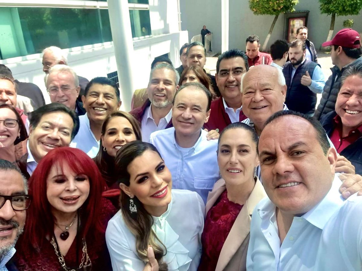 cuauhtemocb10's tweet photo. Me da mucho gusto asistir al registro de nuestra compañera @delfinagomeza como candidata a gobernadora por el Estado de México. 

Que siga la transformación de nuestro país. https://t.co/AgYXnuYN6X