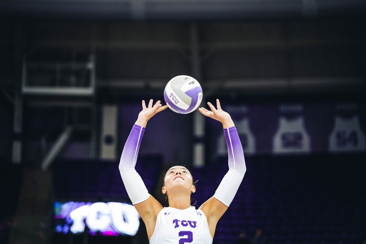 Texas takes the first set 25-23 here in Schollmaier. Buckley making herself at home with 12 dimes in the first! #GoFrogs | #FrogFast
