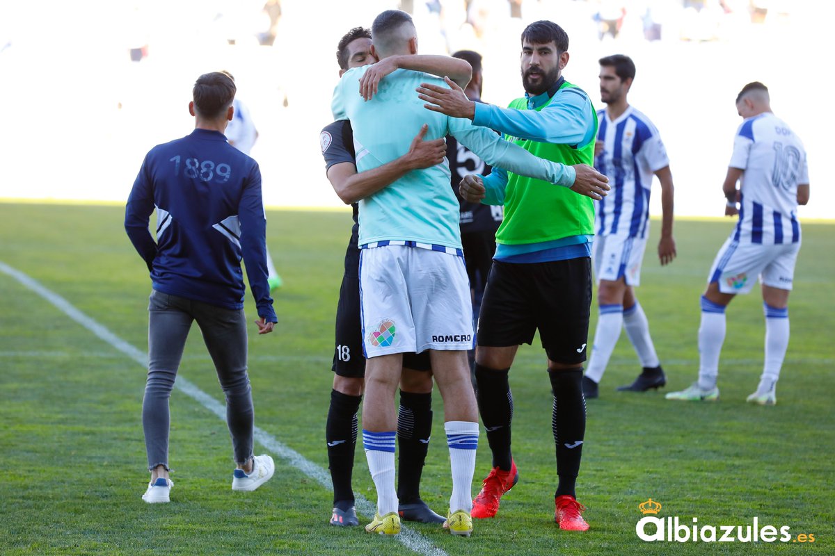 Albiazules's tweet photo. 4 titulares del Recre-Mar Menor en 4 fotografías:

📸 Libertad de expresión en el Colombino.

📸 Juanjo Mateo, el nuevo 'utillero'.

📸 Los rivales se rinden al mejor rematador de la categoría.

📸 La alegría tras la victoria.

#SomosAlbiazules https://t.co/OUS47d5PL8