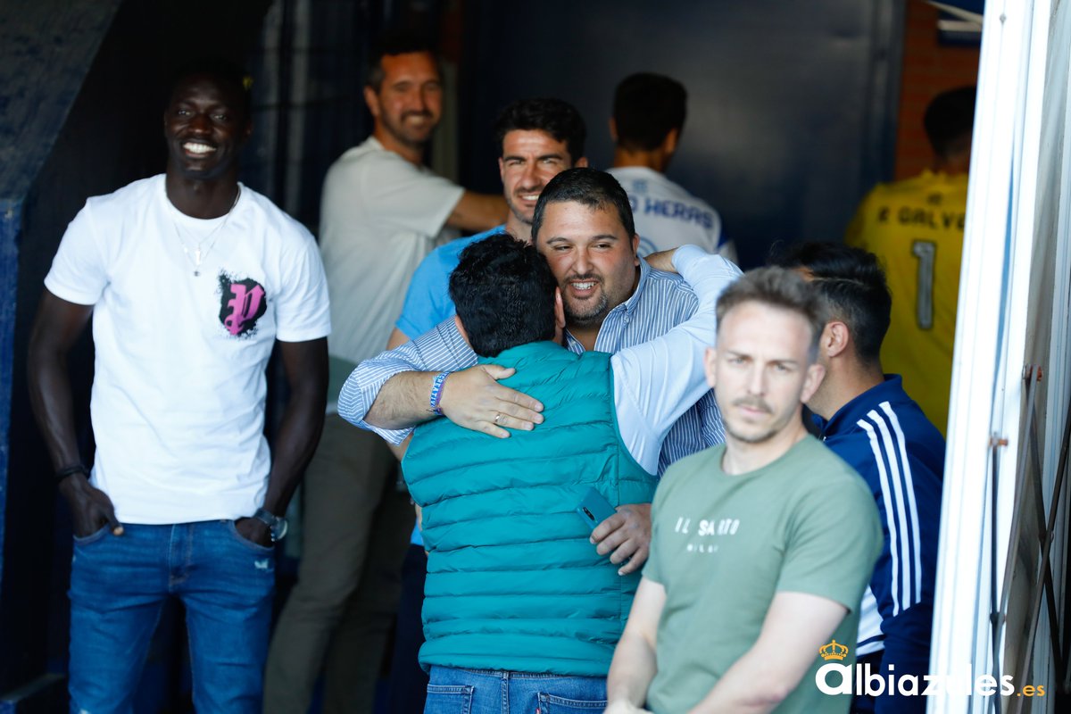 Albiazules's tweet photo. 4 titulares del Recre-Mar Menor en 4 fotografías:

📸 Libertad de expresión en el Colombino.

📸 Juanjo Mateo, el nuevo 'utillero'.

📸 Los rivales se rinden al mejor rematador de la categoría.

📸 La alegría tras la victoria.

#SomosAlbiazules https://t.co/OUS47d5PL8