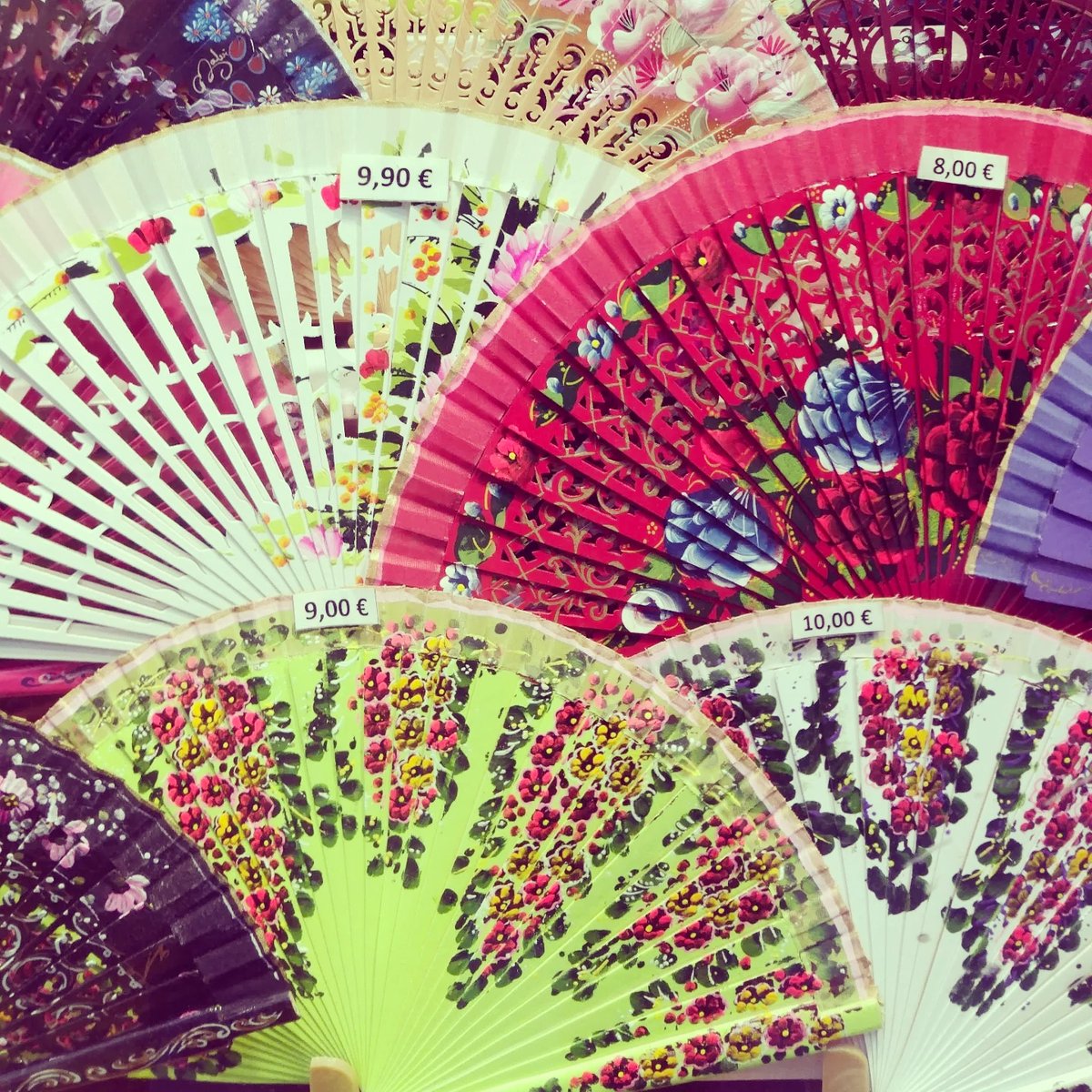 Spring has definitely "sprung."Getting warmer. Need one of these....☀️☀️☀️ A quintessential symbol of Spain. 😉 Approx.25°C today and it's still March! 🥵 #hotinspain #spainweather #sunnyspain #spanishfan