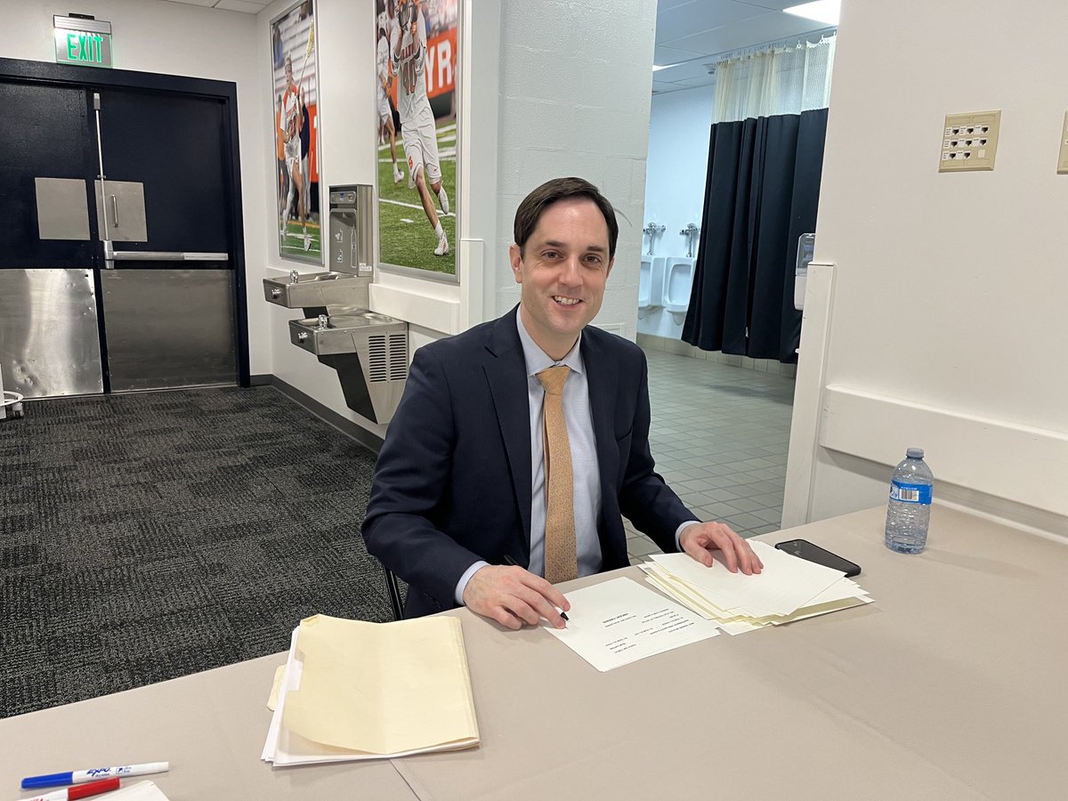 ⁦<a href="/SteveInfantiNC9/">Steve Infanti</a>⁩ prepping as emcee! #Cnyfootball ⁦<a href="/NFFNetwork/">National Football Foundation</a>⁩ ⁦<a href="/cfbhall/">College Football Hall of Fame</a>⁩