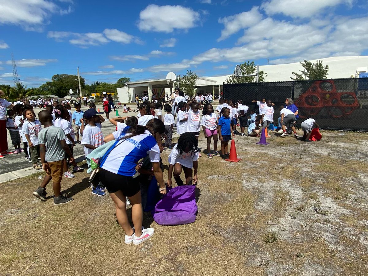 BlakeIonie's tweet photo. What an awesome way to kick off spring break ⁦# fieldday #parents@villageacademy https://t.co/Er6SIDp0CQ