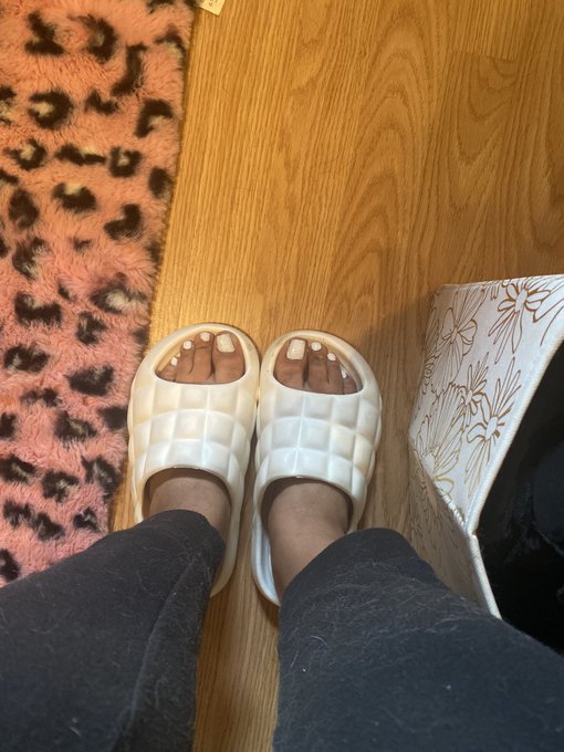 got my nails and toes done, sub funded of course ✨😈 &bull; &bull; &bull; foot fetish | findom | goddess | worship domme