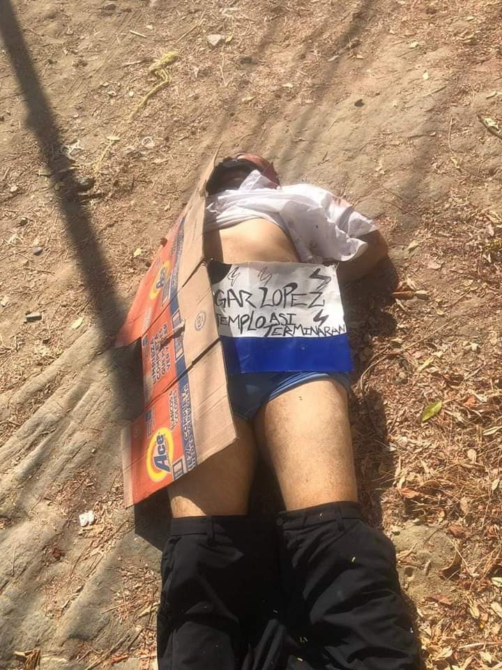 MexicoInseguro2's tweet photo. Gobernadora @EvelynSalgadoP  presidenta municipal @AbelinaLopezR ¿cuando van a parar la violencia? localizan un muerto más, ahora fue la colonia Rodríguez Alcaide del puerto de Acapulco donde se encontró el cuerpo sin vida de un hombre con una cartulina, dejen de simular. https://t.co/g8oP5pdrXz