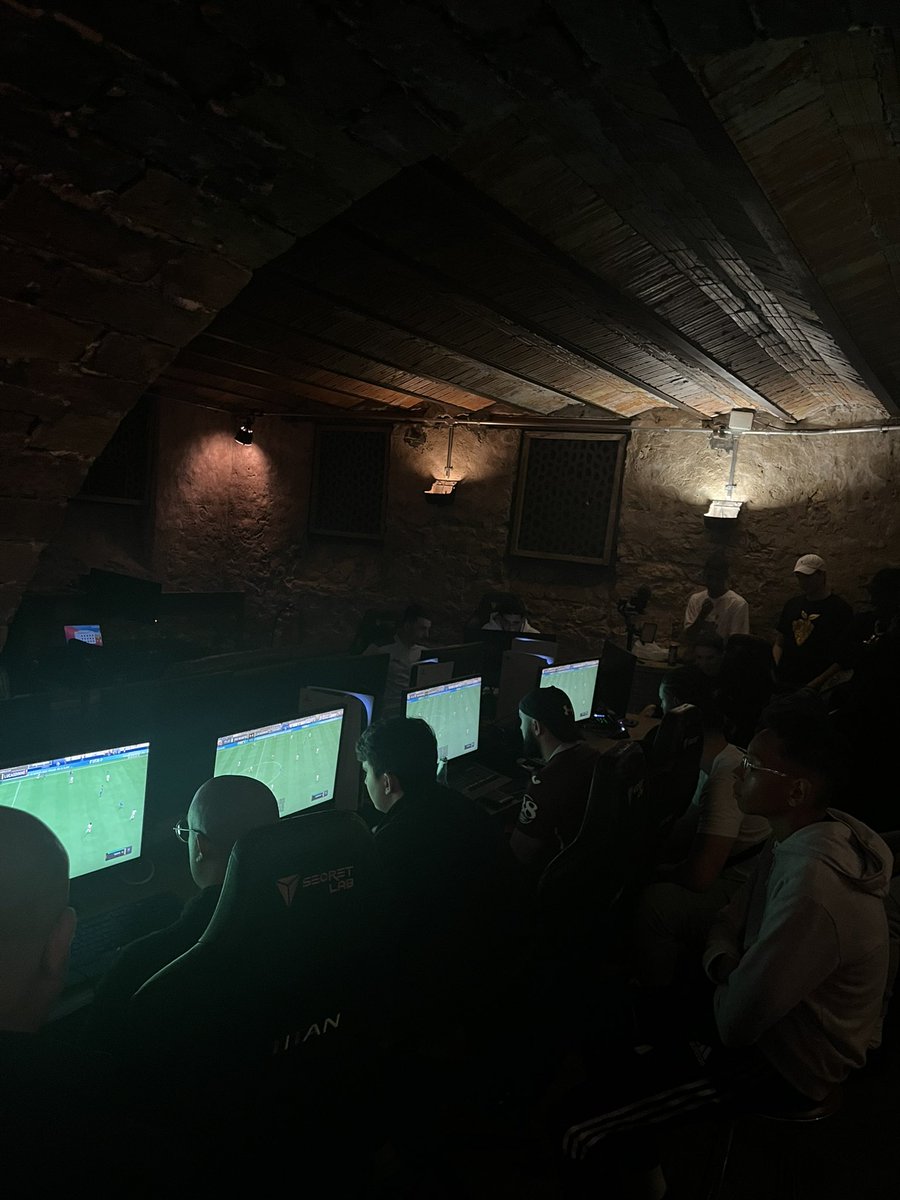 Arjen_Roken's tweet photo. 🏆 .@LeHiveEsport Cannes 

2vs2
🥇@Resaaf_ x @ZyniaFIFA
🥈 @titoufou06 x @hushi83700

1vs1
🥇@NKanteeee
🥈 @Resaaf_

Gg à vous et merci à tous d’être venus, vous êtes des cracks

Désolé pour les p’tits problèmes qu’on a rencontré le samedi matin

On essaie de se revoir vite 👀 https://t.co/zUa8xZc38I
