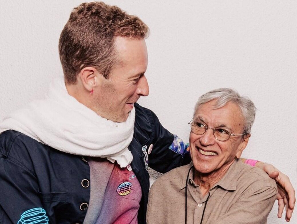 Viveu-se la vida, em grande estilo. Na noite do último sábado (25), Caetano Veloso e sua família se reuniram com os membros do Coldplay no backstage do show da banda no Estádio Milton Santos, no Rio de Janeiro. #Destacado1

newmag.com.br/chris-martin-s…